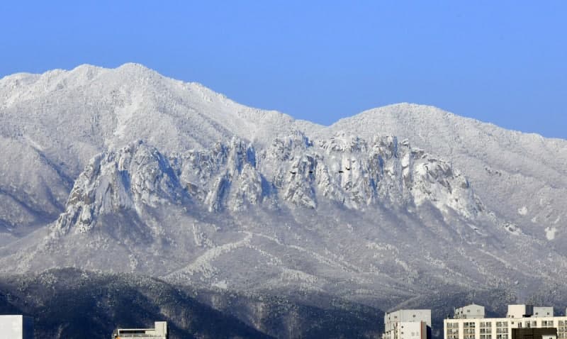 "퇴근길 우산 챙기세요"…밤부터 전국 비 또는 눈, 강원산지 최대 15cm 이상 적설