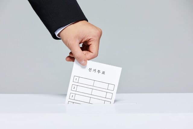 선관위, '부정선거 음모론' 차단 위해 사전투표함 투명 재질로 바꾼다