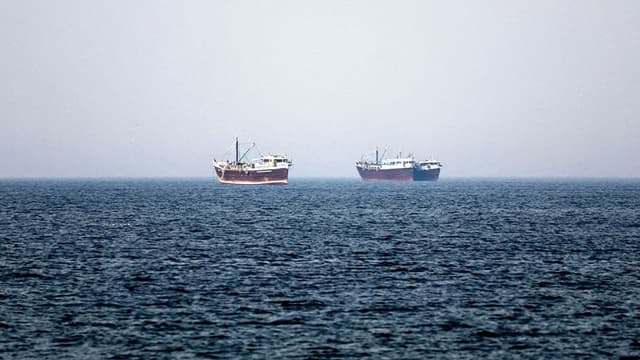 걸프해역 안쪽서 유조선 피격…"소형선 접근 후 굉음"