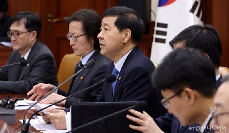 이대통령, 유류 최고가격 지정 지시…폭리 엄단