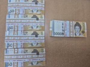 "돈 주인 찾습니다"…인천 쓰레기봉투서 현금 2500만원 발견