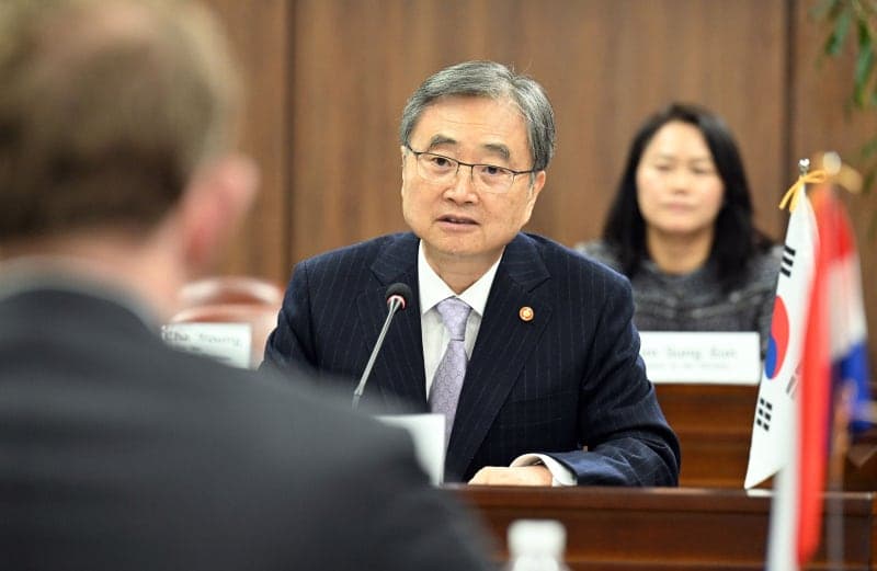 조현, UAE 외교장관과 통화…"한국인 귀국 전세기 이착륙 각별한 지원" 요청