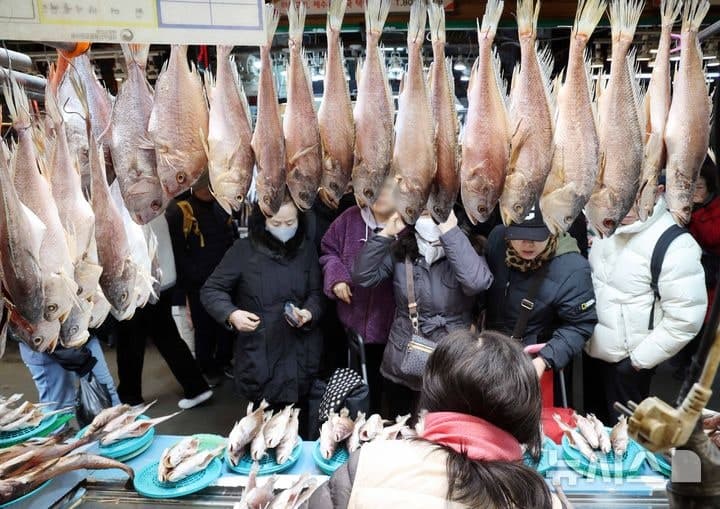 2월 소비자물가 2.0% 상승, 쌀·조기 두 자릿수 '껑충'