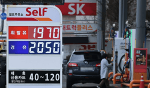 "월급 120만원 깎인 셈"…유가 급등에 화물차 기사들 '비명'