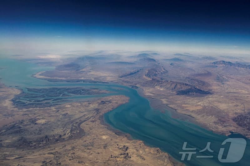 “이게 진짜 되네”…걸프 해역 선박들, 이란 공격 피하려 중국배 위장