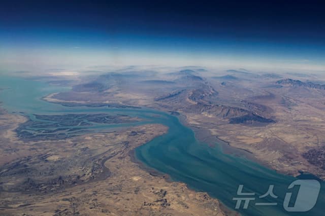 “이게 진짜 되네”…걸프 해역 선박들, 이란 공격 피하려 중국배 위장