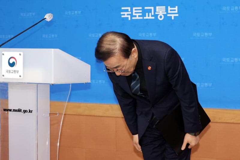 김윤덕 국토부 장관 "무안공항 유해 추가 발견, 깊이 사과…잔해 책임 있게 수습할 것"