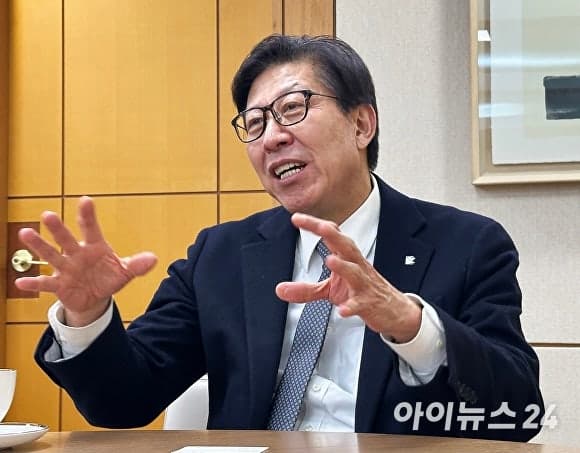 박형준 부산시장 3선 도전 공식화 "글로벌 도시 부산 완성"…주진우도 출마 선언하며 공천 경쟁 본격화