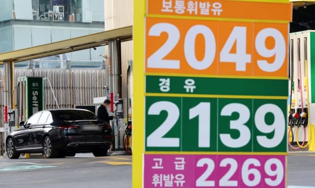 "기름값 무서워 핸들 잡기 겁나요"…경유 1900원 돌파에 화물업계 '비명'