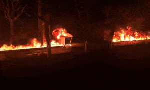 美 폭격에 이란 석유저장고 폭발, '기름비' 내리고 독성가스 퍼져