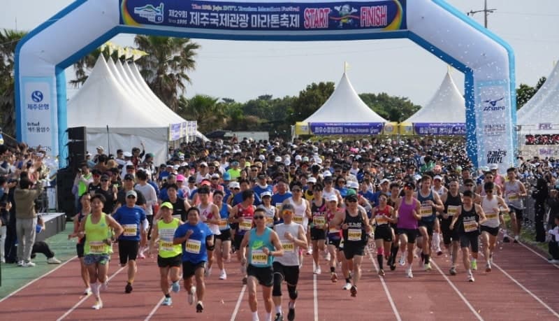 “해 뜨는 성산에서 숨비해안로까지”… 30주년 제주국제관광마라톤축제 접수 시작