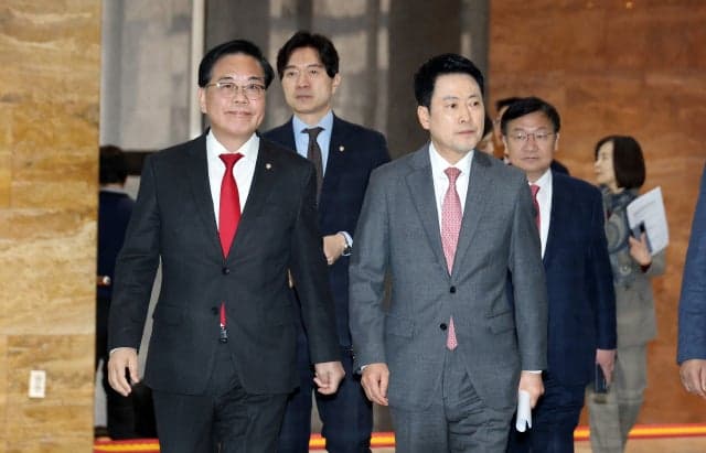 국힘, '절윤' 결의문 채택…오세훈 "변화 시작" 민주당 "선거용 쇼"