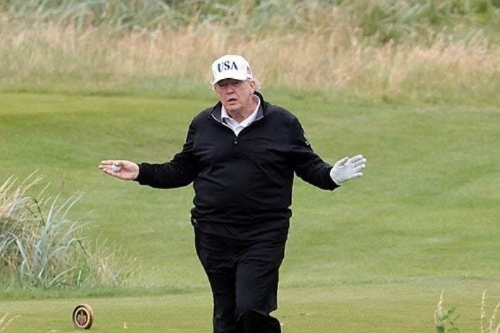 이란과 전쟁 중인데…트럼프, 'USA 모자' 쓰고 주말 골프 구설