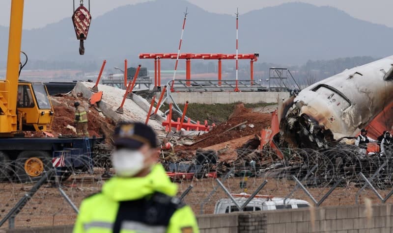 감사원 "무안공항 콘크리트 둔덕, 공사비 아끼려 설치…8개 공항 14개 구조물 여전히 운영"