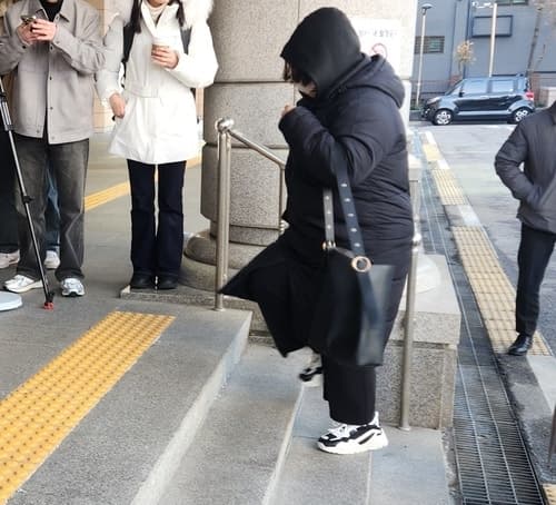 '반포대교 추락' 포르쉐 운전자 약물 건넨 前간호조무사, 오늘 구속 갈림길