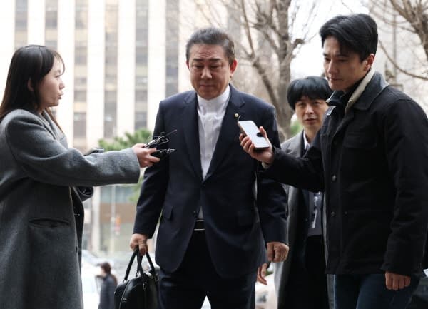 '13개 의혹' 김병기 3차 소환, 5시간 만에 중단…"건강상의 이유"