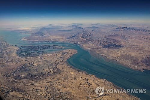 호르무즈 해협·UAE 해안서 화물선 잇따라 피격…중동 해상 긴장 고조