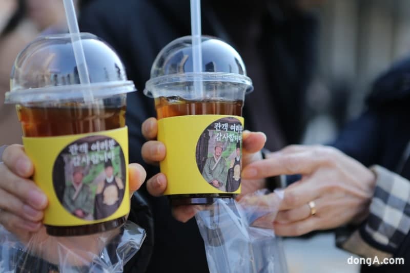 장항준 "이게 무슨 일이고"…'왕사남' 1200만 커피차 이벤트에 도심 북새통