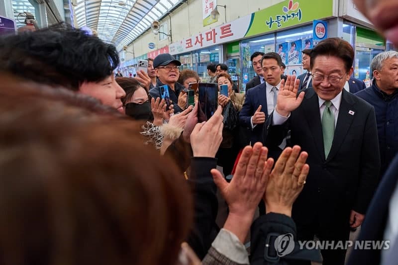 李 대통령, 청주 전통시장 방문…1000원 호떡 맛본 후 "오랜만에 접하는 반가운 가격"