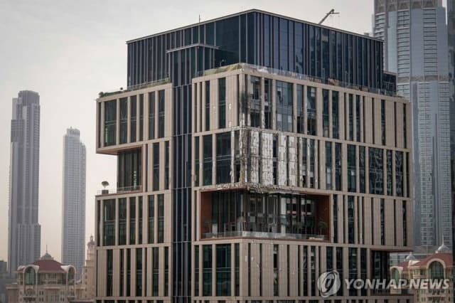 '중동 금융 허브' 두바이 국제금융지구 빌딩, 드론 파편에 손상