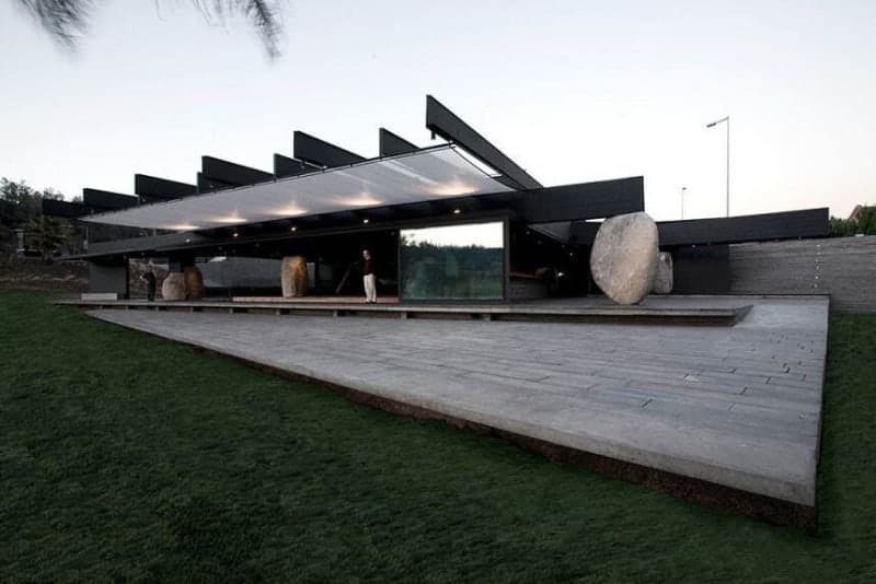 ‘건축계 노벨상’ 프리츠커상에 칠레 건축가 스밀얀 라디치 선정…채석장 바위로 식당 만들어