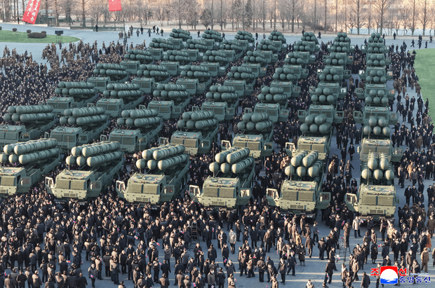 북한, 동해로 탄도미사일 10여발 발사…김정은이 "삽시 붕괴될 것" 위협한 600㎜ 방사포