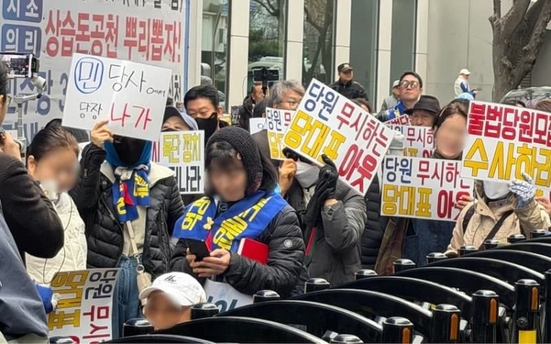 둘로 나뉜 여권 집회…“대통령 흔들지 말라”·“철저한 검찰개혁”