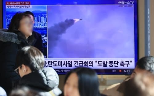 日 "北 탄도미사일 10여발 동시 발사…340㎞ 비행해 日EEZ 밖 낙하" 北에 항의