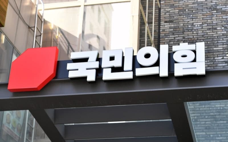 북한, 한미훈련 중 미사일 10여발 발사…트럼프 '러브콜' 거부