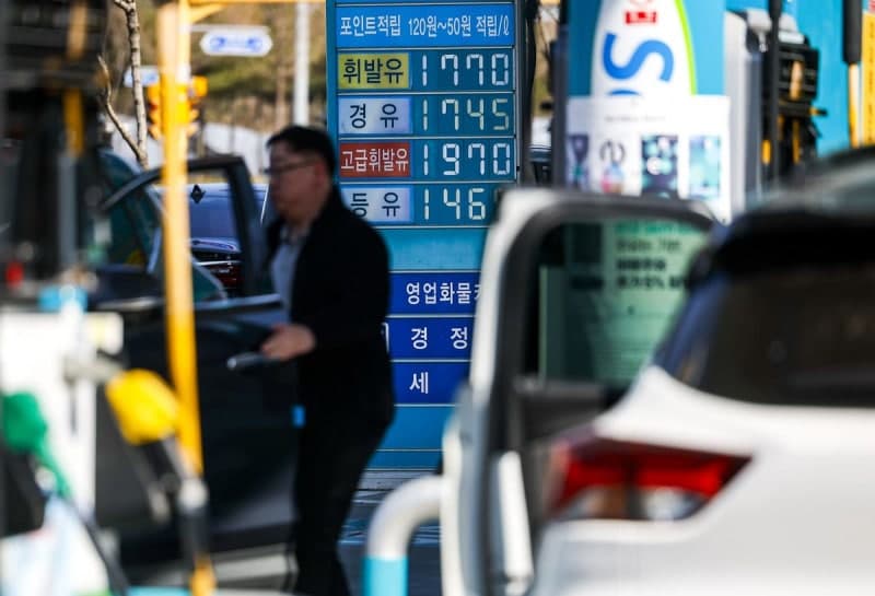 석유 최고가제 효과…기름값 두 자릿수 하락