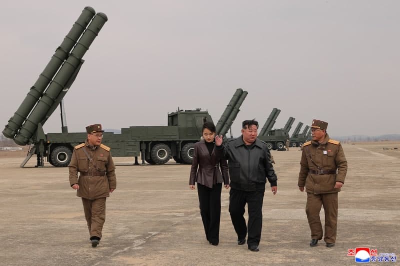 김정은, 600mm 방사포 훈련 참관…전술핵 위협