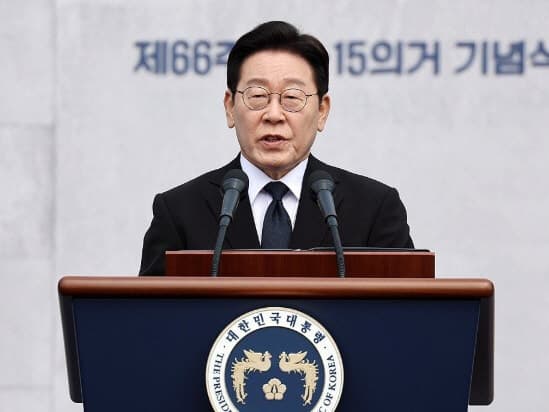 이재명 대통령, 3·15의거 기념식 현직 첫 참석…유족에 "진심 어린 사과"