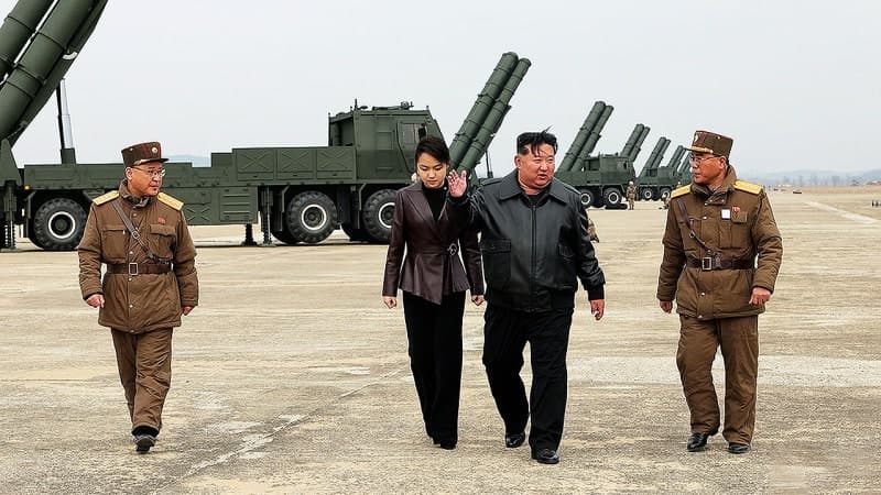 김정은, 전술핵 방사포 훈련 참관…420km 사정권 위협