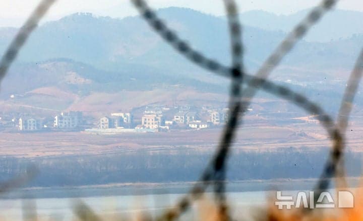 북 김정은, 600mm 방사포 타격훈련 참관 "420km 사정권 내 적들에 불안 줄 것"
