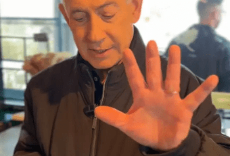 '사망설' 네타냐후, 커피 마시며 '손가락 5개' 펴보여…SNS 영상 공개