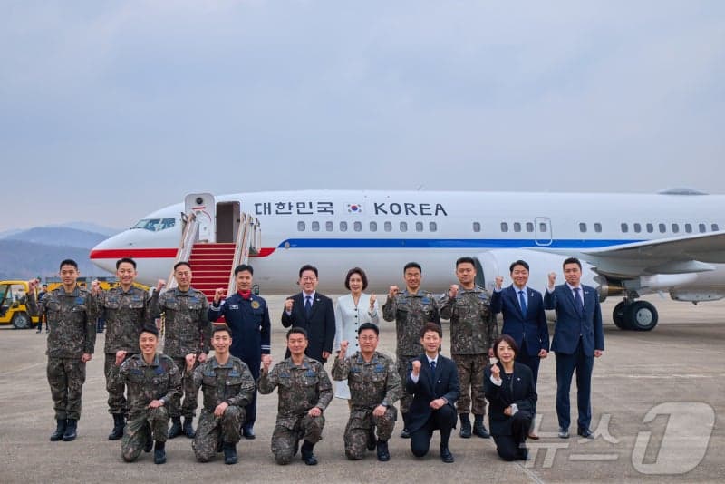 이재명 대통령 부부, '속도·거리 향상' 신형 공군 2호기 첫 탑승…5년간 전용기로 운용
