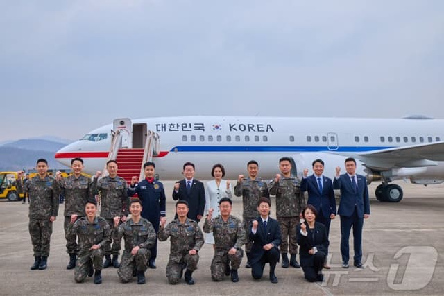이재명 대통령 부부, '속도·거리 향상' 신형 공군 2호기 첫 탑승…5년간 전용기로 운용