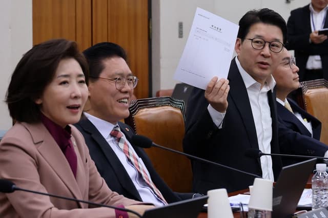 국힘 "이물 코로나 백신 접종 강행한 정은경 고발…직무 유기"