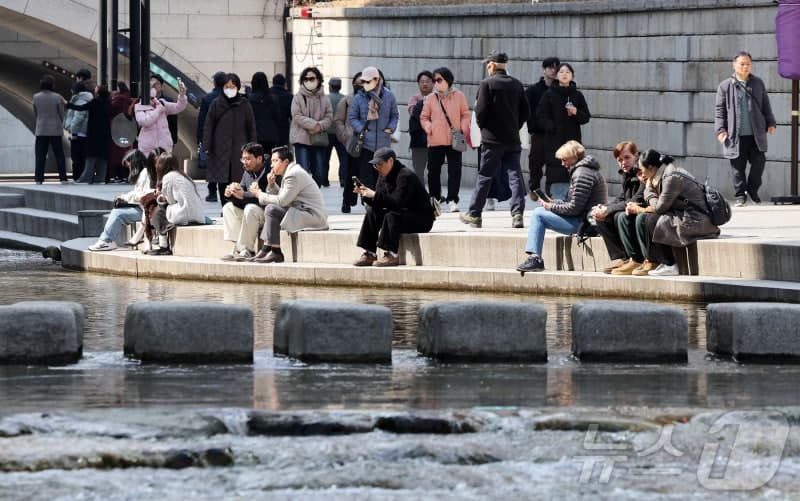 '아침 영하권' 일교차 15도 안팎 큰 날씨…미세먼지 '나쁨'