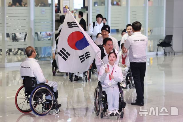 문체부 "새 역사 쓴 선수들 환영"…'역대 최고 성적' 동계 패럴림픽 선수단 귀국