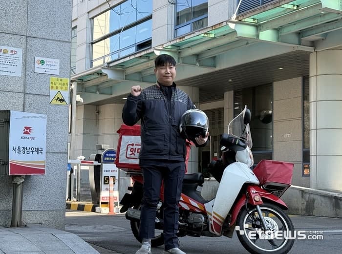 교통사고 후 멈추지 않는 차…집배원이 의식 잃은 시민 구했다