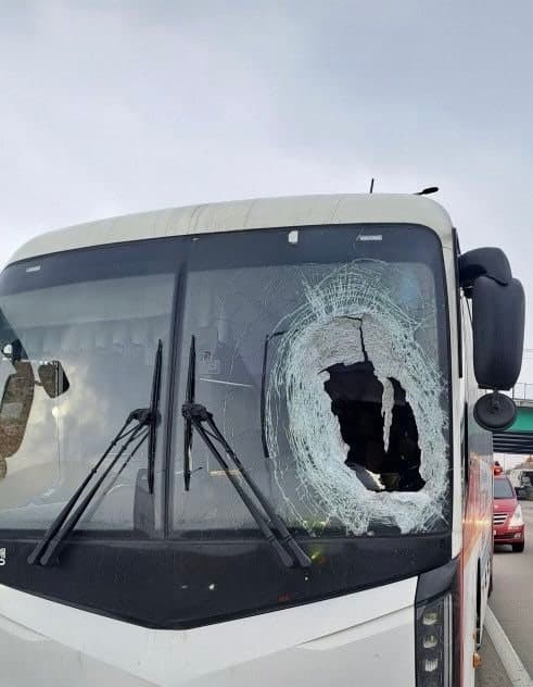 평택 서해안고속도로서 화물차 바퀴가 고속버스 덮쳐…기사 1명 사망·3명 부상