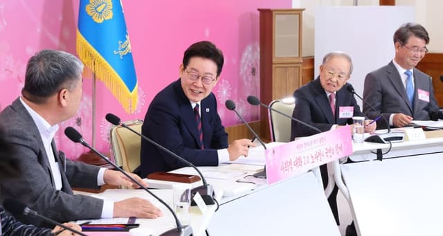 李대통령 "고용유연성, 노동자 수용할 상황 만들어야…'해고는 죽음' 생각 않게 사회안전망 강화"