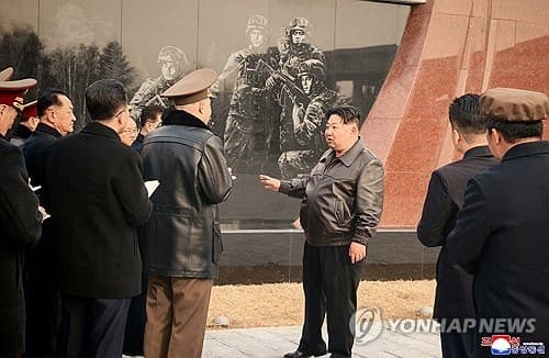 미 정보수장 "북, 핵탄두 등 전략무기 확대 전념…한미일에 중대 위협"