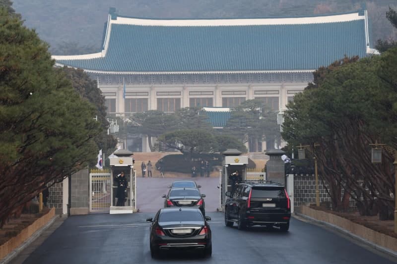 김혜경 여사, 문재인 전 대통령 장모상 빈소 찾아 조문…유족 위로