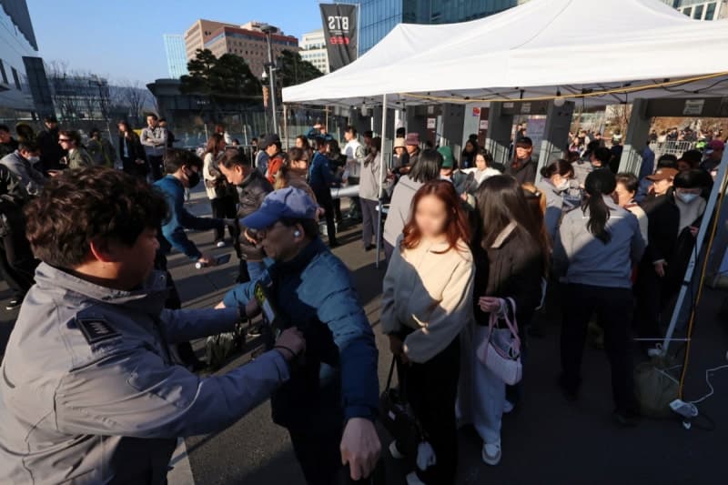 BTS 공연 검문서 '가스총·전기충격기' 적발…경찰, 50대 여성 인계