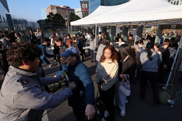 BTS 공연 검문서 '가스총·전기충격기' 적발…경찰, 50대 여성 인계