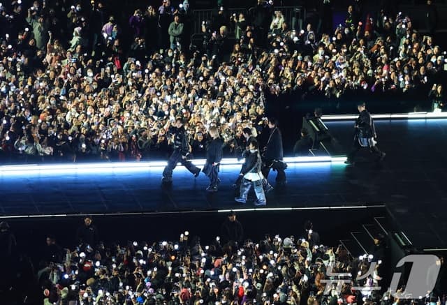광화문 수놓은 보랏빛 함성…방탄소년단 "팬들 앞 서니 마냥 좋아"