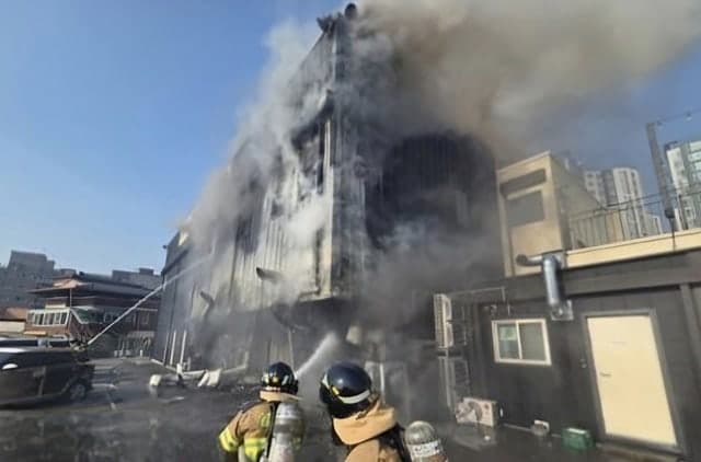 경기 여주 2층 상가건물서 "가스 폭발" 화재…31명 대피