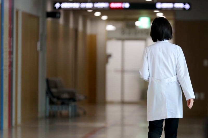 "전공의 4명 중 1명 이상, 주 80시간 초과 근무 경험"…정형외과 1위